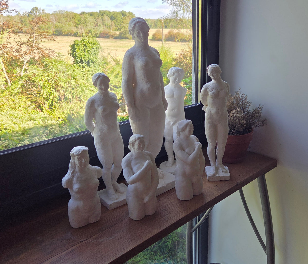 Ensemble de 7 sculptures en platre - 6 femmes et un enfant