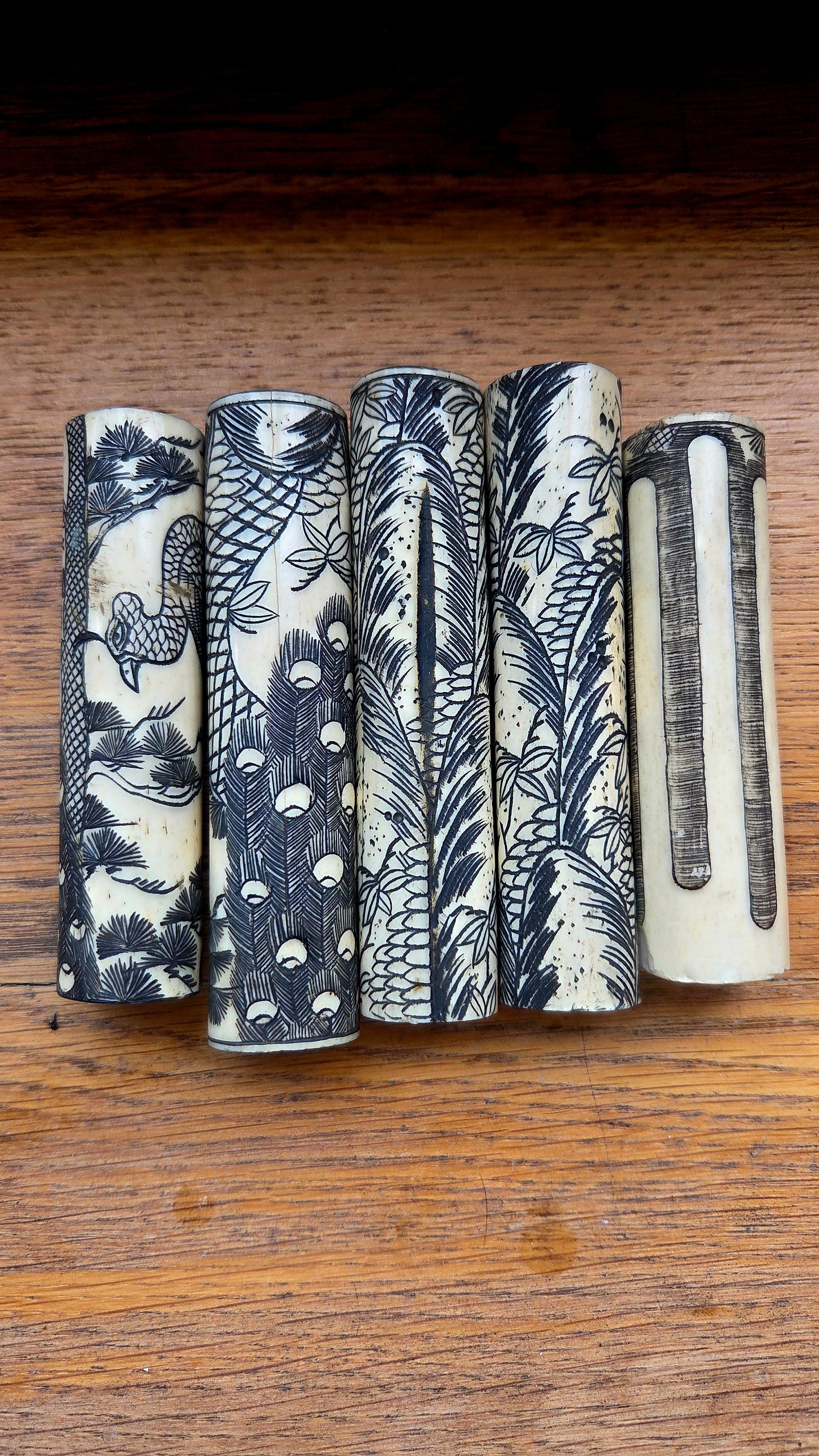 Ensemble de 5 Os gravés motifs paons et végétaux encrés, Japon période Edo