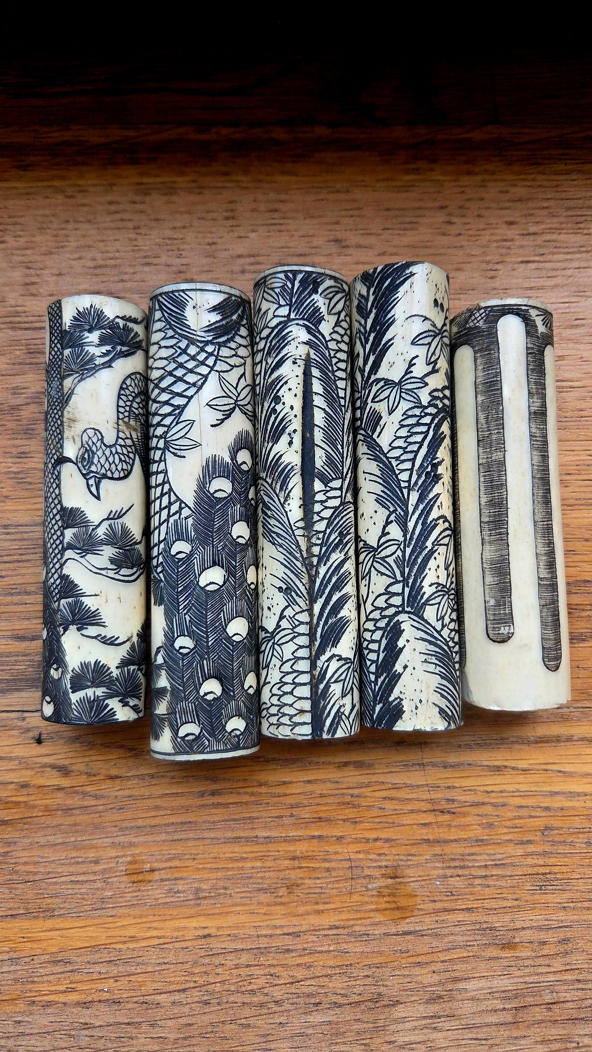 Ensemble de 5 Os gravés motifs paons et végétaux encrés, Japon période Edo
