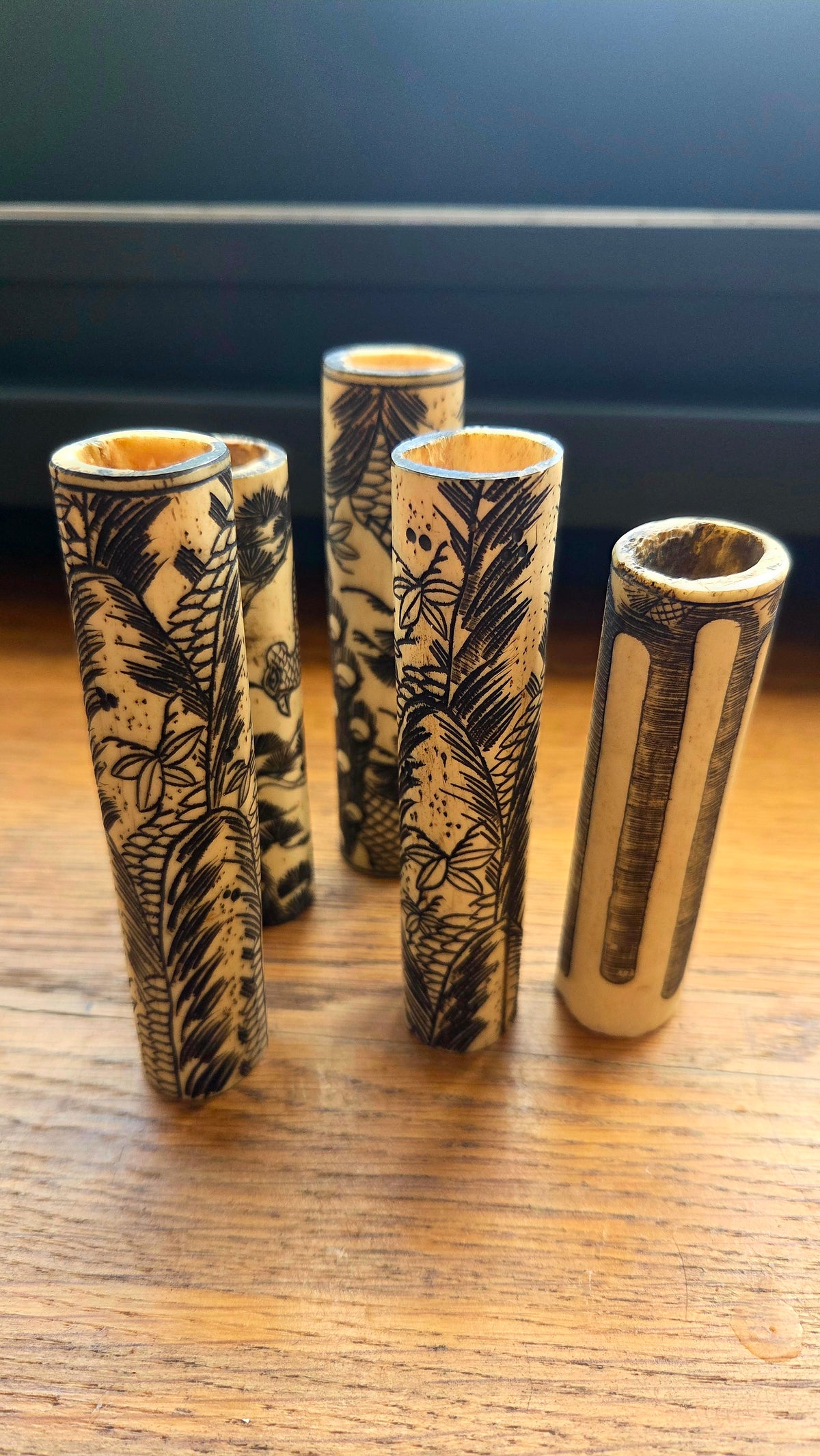 Ensemble de 5 Os gravés motifs paons et végétaux encrés, Japon période Edo